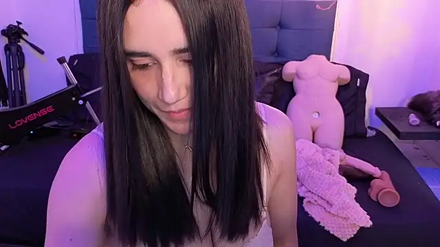 elowen halley1 online show from 10/06/25, 07:36