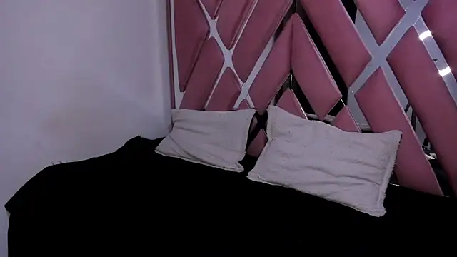 Snapshot of Alynn_Bri_ chatting on 02/08/26, 02:20 Alynn Bri online show from 02/08/26, 02:20