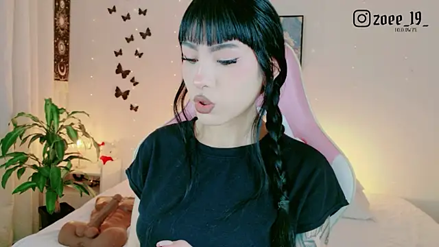 Snapshot of cuteezoe chatting on 05/18/26, 04:29 cuteezoe online show from 05/18/26, 04:29