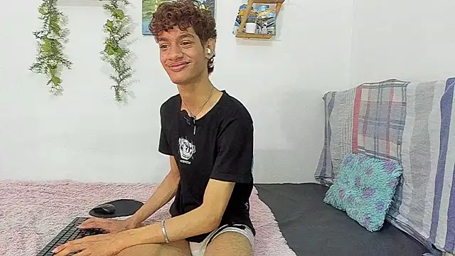 Snapshot of Peterfrost19 chatting on 11/07/25, 03:27 Peterfrost19 online show from 11/07/25, 03:27