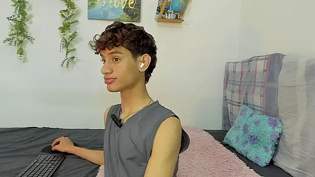 Snapshot of Peterfrost19 chatting on 10/07/25, 06:14 Peterfrost19 online show from 10/07/25, 06:14