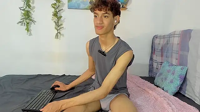 Snapshot of Peterfrost19 chatting on 10/08/25, 11:05 Peterfrost19 online show from 10/08/25, 11:05