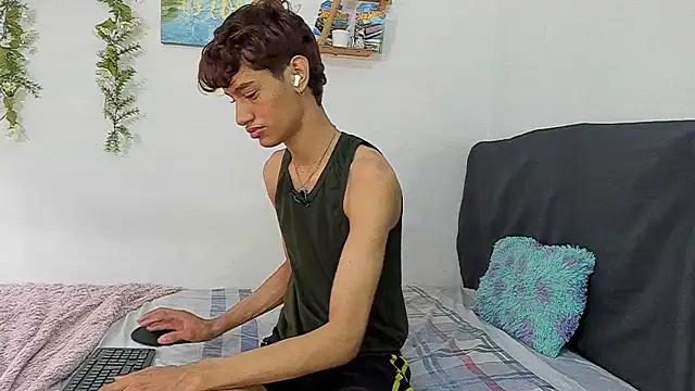 Snapshot of Peterfrost19 chatting on 10/16/25, 03:20 Peterfrost19 online show from 10/16/25, 03:20