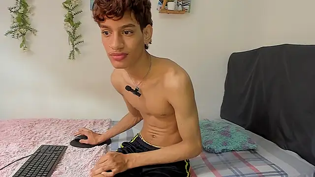 Snapshot of Peterfrost19 chatting on 10/14/25, 03:45 Peterfrost19 online show from 10/14/25, 03:45