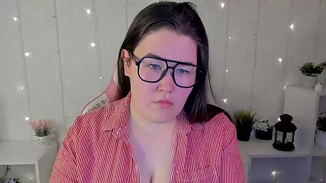 Tara Torres online show from 11/11/25, 03:56