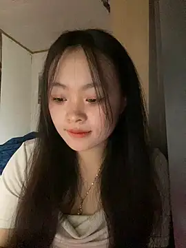 Snapshot of Julia-Elsa chatting on 10/28/25, 04:24 Julia-Elsa online show from 10/28/25, 04:24