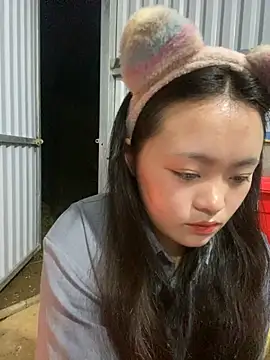 Snapshot of Julia-Elsa chatting on 11/05/25, 11:24 Julia-Elsa online show from 11/05/25, 11:24