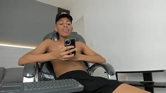 Brunette  boy online show from 12/20/25, 03:09