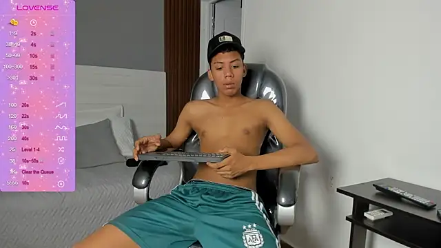 Brunette  boy online show from 11/15/25, 03:21