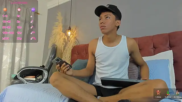 Brunette  boy online show from 12/14/25, 03:35