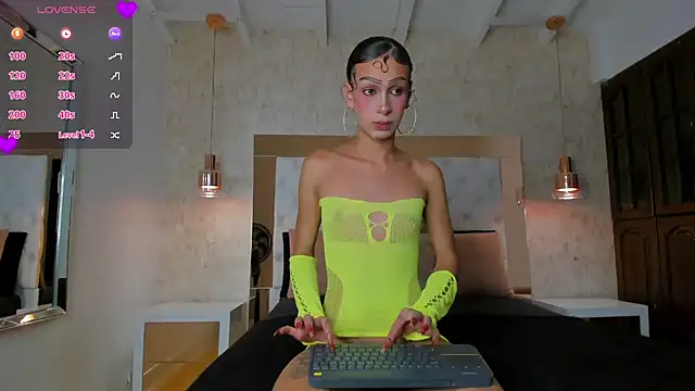 Layla Mackenzie online show from 02/18/26, 06:00