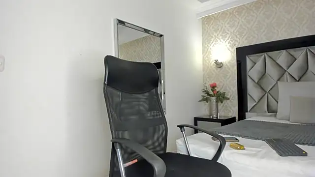 Layla Mackenzie online show from 09/13/25, 04:23