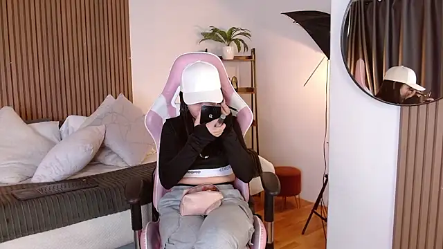 Lina Montclair online show from 02/11/26, 05:35