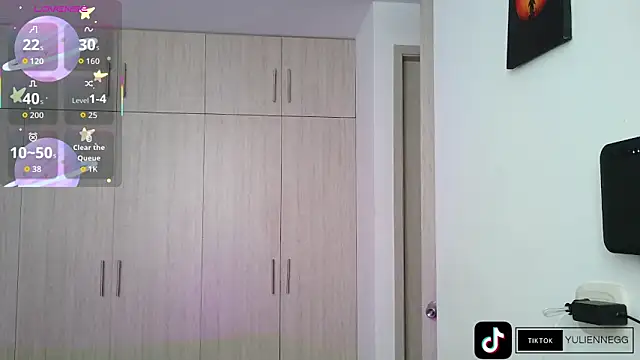 Snapshot of Yulienneg chatting on 10/29/25, 08:08 Yulienneg online show from 10/29/25, 08:08