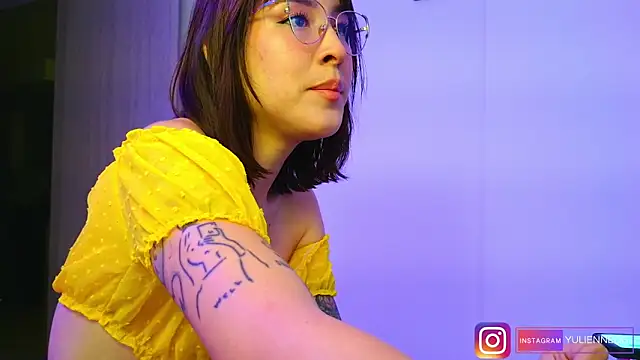 Snapshot of Yulienneg chatting on 10/03/25, 12:03 Yulienneg online show from 10/03/25, 12:03