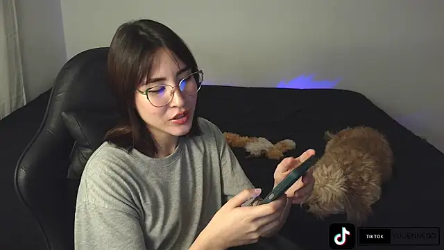 Snapshot of Yulienneg chatting on 10/09/25, 11:27 Yulienneg online show from 10/09/25, 11:27