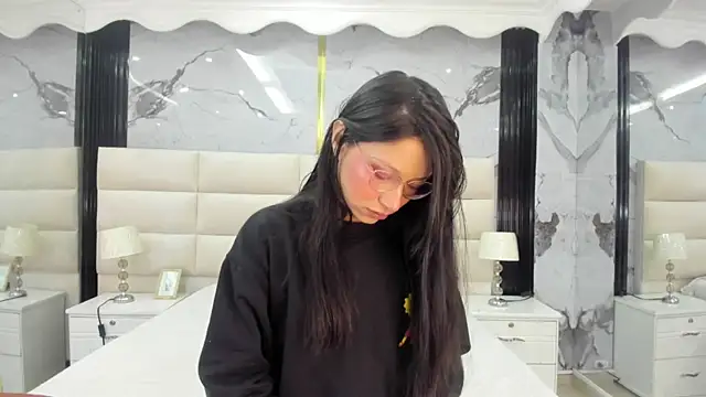 Snapshot of Sophie_Calloway chatting on 09/19/25, 01:04 Sophie Calloway online show from 09/19/25, 01:04