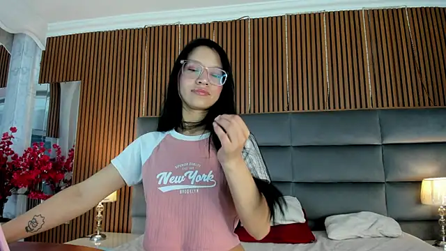 Snapshot of Sophie_Calloway chatting on 05/06/26, 12:53 Sophie Calloway online show from 05/06/26, 12:53