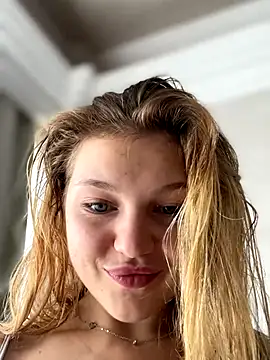 Snapshot of Emaline_Fane chatting on 10/18/25, 09:33 Emaline Fane online show from 10/18/25, 09:33