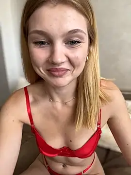 Snapshot of Emaline_Fane chatting on 10/10/25, 12:17 Emaline Fane online show from 10/10/25, 12:17