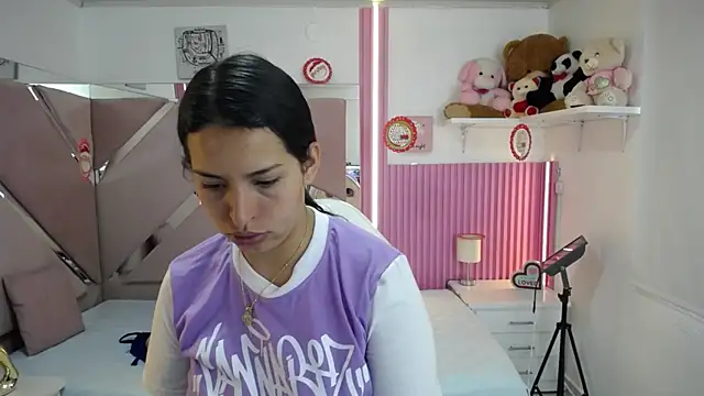 Snapshot of Mia_garcia28 chatting on 12/18/25, 05:28 Mia garcia28 online show from 12/18/25, 05:28