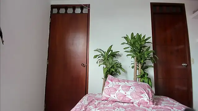 Snapshot of ikaweri chatting on 11/11/25, 01:17 ikaweri online show from 11/11/25, 01:17
