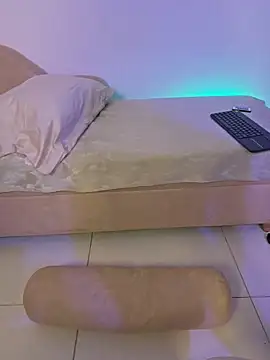 Mia wee online show from 04/11/26, 01:48