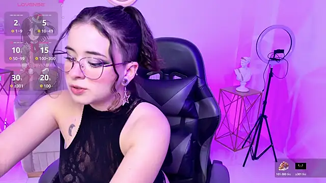 Mia wee online show from 10/19/25, 06:21