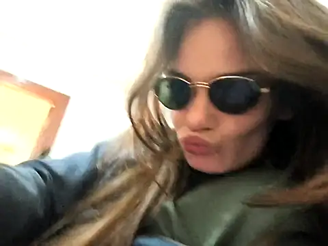 Snapshot of Junani2231 chatting on 12/20/25, 03:37 Junani2231 online show from 12/20/25, 03:37