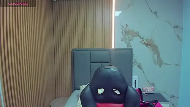 Isisleroy1 online show from 03/04/26, 02:19