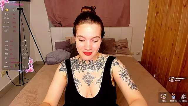 Snapshot of Luna_Ver chatting on 10/02/25, 03:43 Luna Ver online show from 10/02/25, 03:43