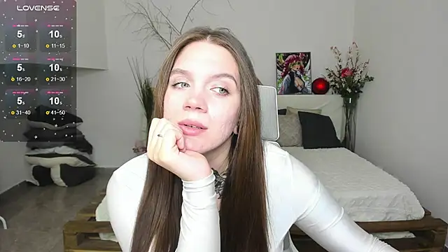 Snapshot of Luna_Ver chatting on 10/13/25, 10:06 Luna Ver online show from 10/13/25, 10:06