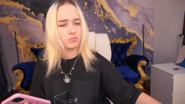 LilElfie online show from 09/09/25, 06:01