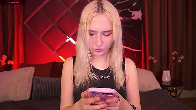 LilElfie online show from 02/26/26, 02:17