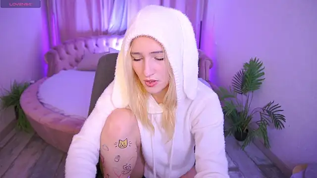 LilElfie online show from 11/16/25, 09:25