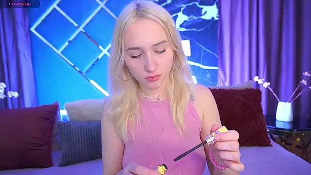 LilElfie online show from 02/10/26, 11:59