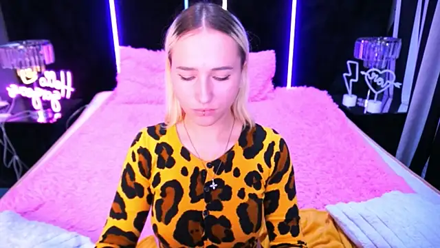 LilElfie online show from 10/08/25, 07:21