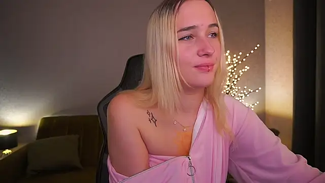 LilElfie online show from 10/17/25, 01:13