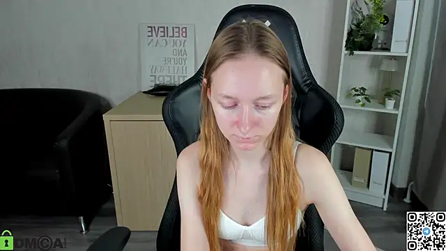 Mia E1fie online show from 12/03/25, 09:20