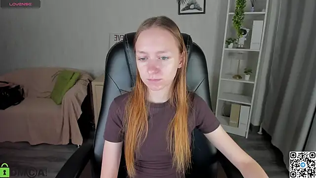 Mia E1fie online show from 11/04/25, 09:57