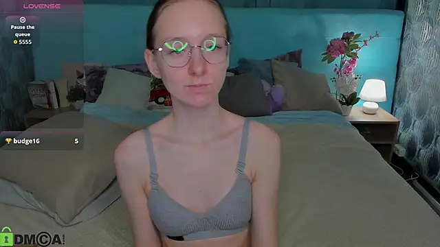 Mia E1fie online show from 03/28/26, 12:00