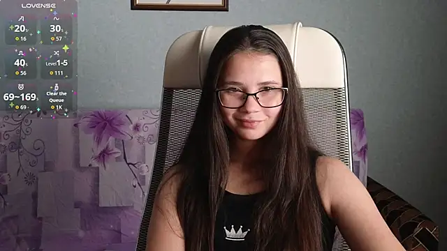Snapshot of LuciaSenual chatting on 10/17/25, 03:47 LuciaSenual online show from 10/17/25, 03:47