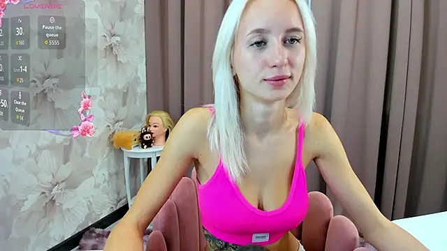 Snapshot of cute_luucy chatting on 10/09/25, 10:49 cute luucy online show from 10/09/25, 10:49