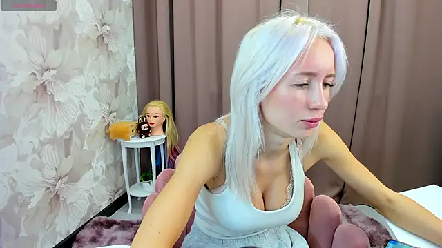 Snapshot of cute_luucy chatting on 10/20/25, 03:08 cute luucy online show from 10/20/25, 03:08