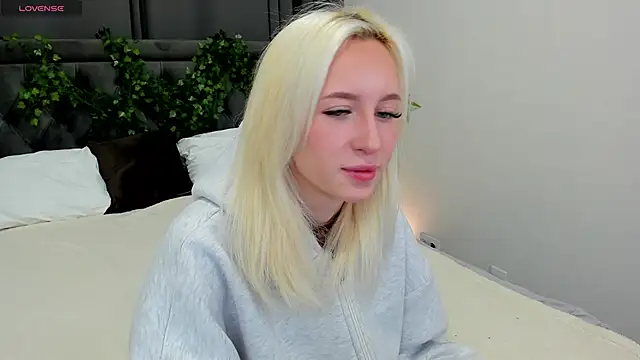 Snapshot of cute_luucy chatting on 11/18/25, 01:43 cute luucy online show from 11/18/25, 01:43