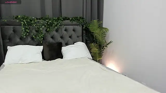 Snapshot of cute_luucy chatting on 11/25/25, 02:45 cute luucy online show from 11/25/25, 02:45