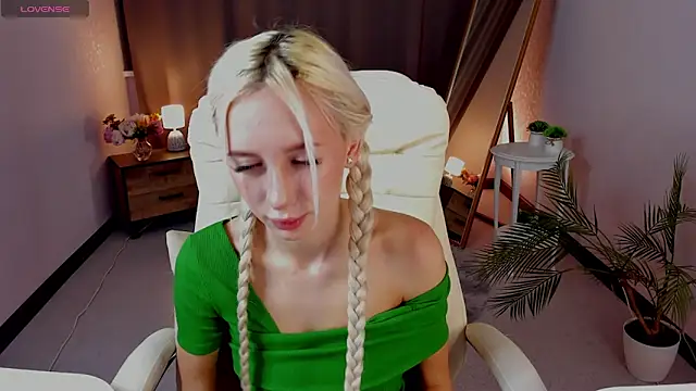 Snapshot of cute_luucy chatting on 03/18/26, 03:42 cute luucy online show from 03/18/26, 03:42
