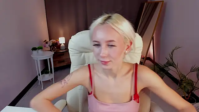 Snapshot of cute_luucy chatting on 03/17/26, 03:20 cute luucy online show from 03/17/26, 03:20