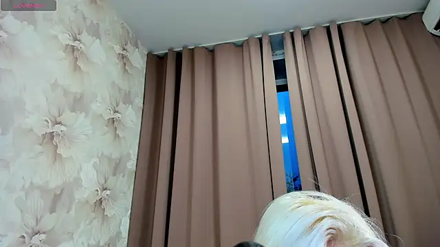 Snapshot of cute_luucy chatting on 10/21/25, 03:28 cute luucy online show from 10/21/25, 03:28
