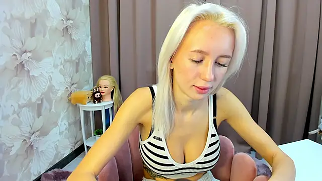 Snapshot of cute_luucy chatting on 10/23/25, 02:32 cute luucy online show from 10/23/25, 02:32